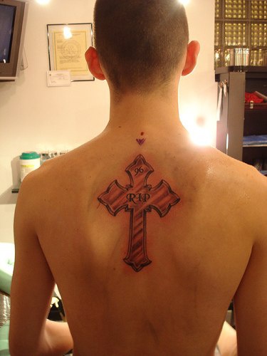 背部纪念十字架字母纹身图案