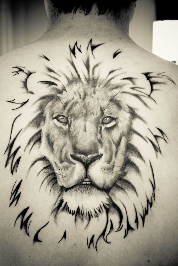 背部令人惊叹的狮子头像纹身图案