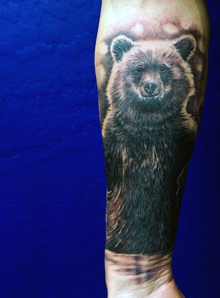 手臂上呆萌的黑色熊纹身图案