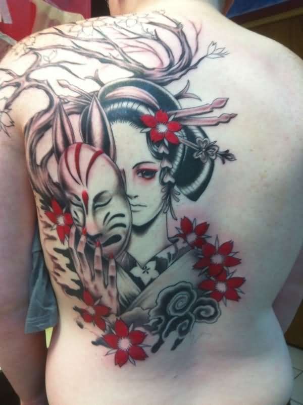 背部美丽的艺伎与面具纹身图案