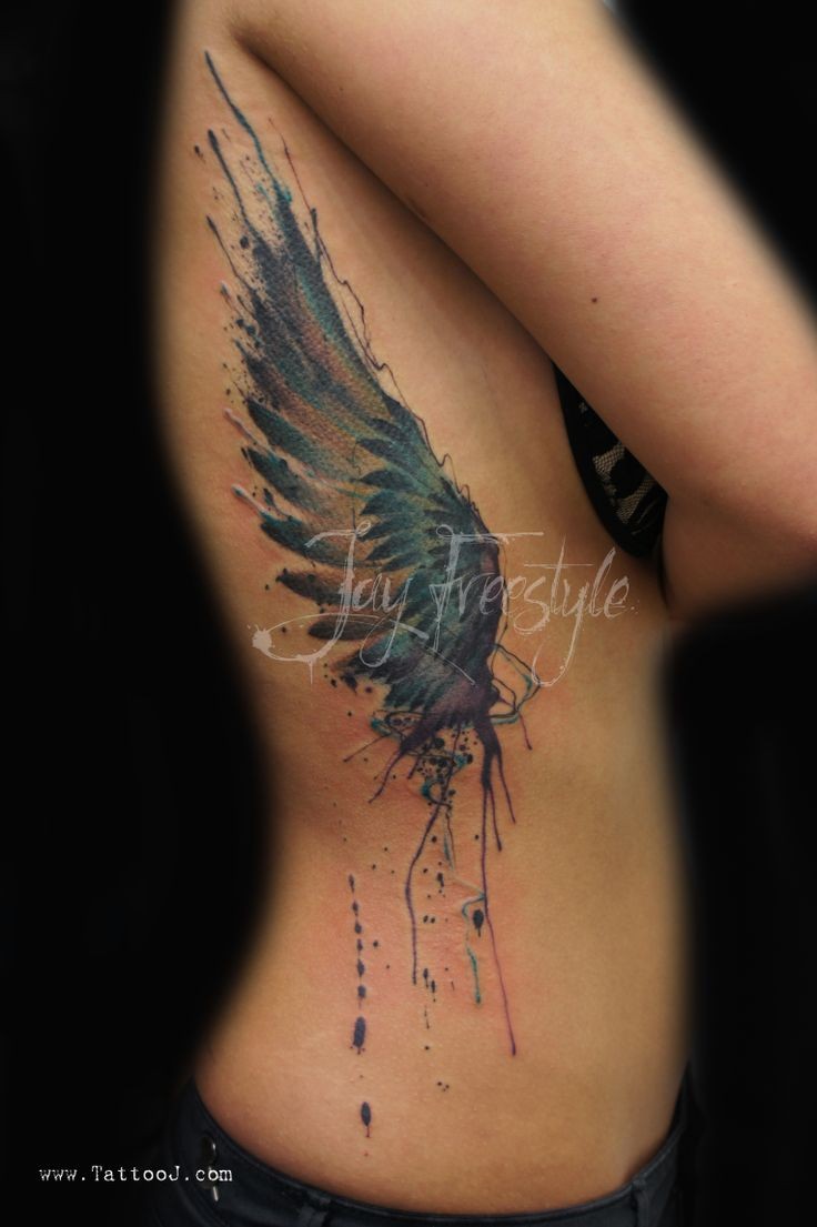 侧肋水彩画风格的彩绘单翅膀纹身图案