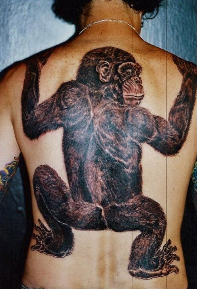 背部印象深刻的大型黑猩猩纹身图案