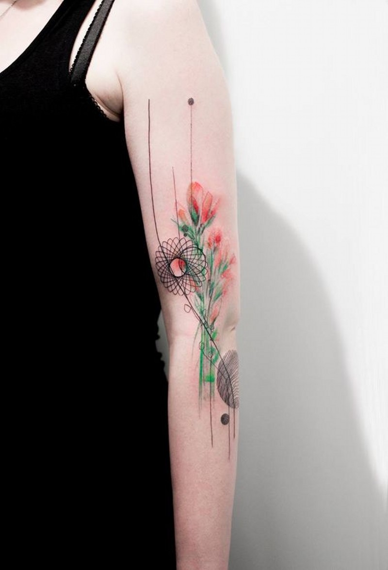 手臂可爱的彩绘花朵和神秘装饰纹身图案