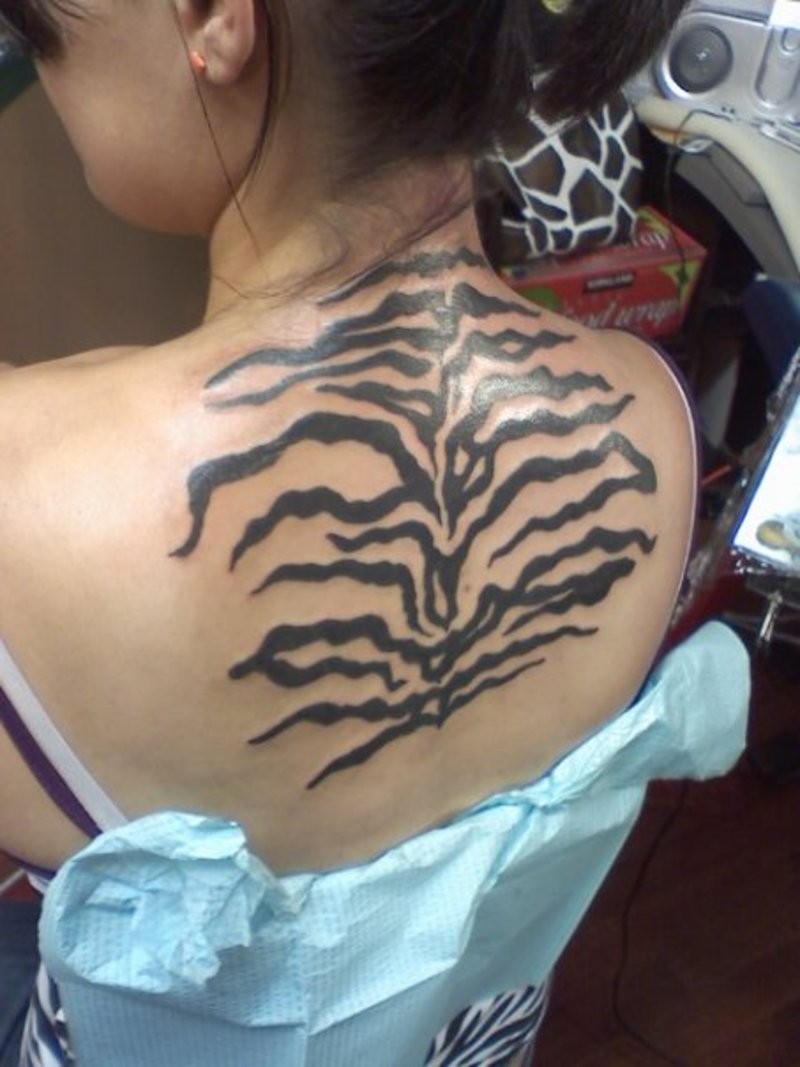 写实的黑色斑马条纹背部纹身图案