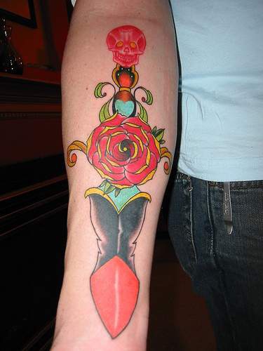 手臂超现实的红玫瑰匕首纹身图案