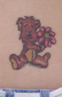 泰迪熊与彩色花朵纹身图案