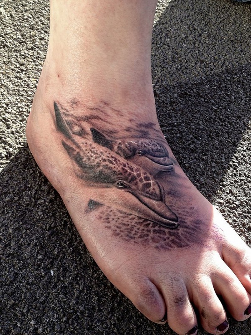 脚背逼真的黑色海豚纹身图案