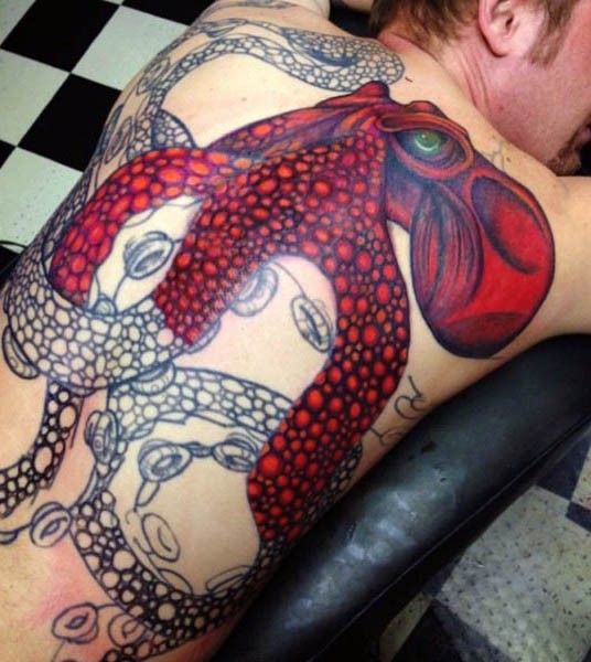 背部半彩色的红章鱼纹身图案