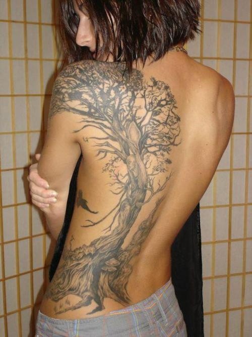 女生背部黑灰人像风格的大树纹身图案