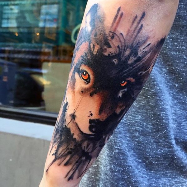 手臂精彩的彩绘狼头纹身图案