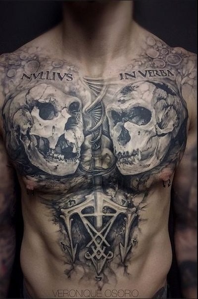 胸部灰色骷髅与字母和DNA符号纹身图案