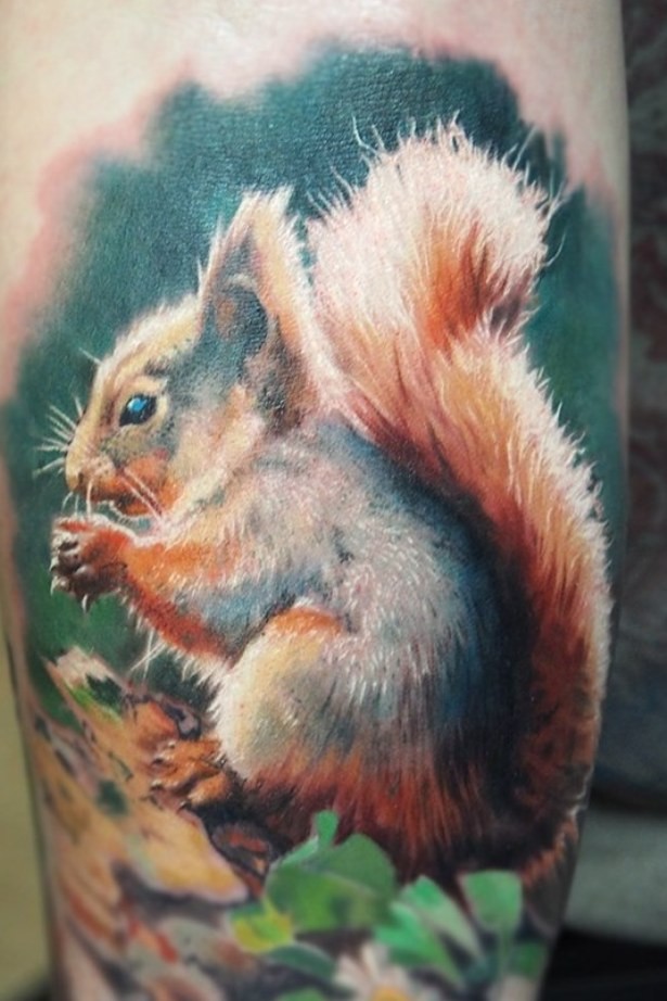 手臂写实可爱的松鼠纹身图案