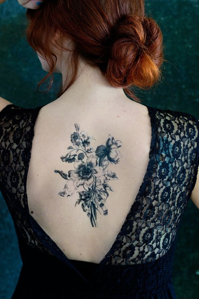 女生背部好看的野花纹身图案