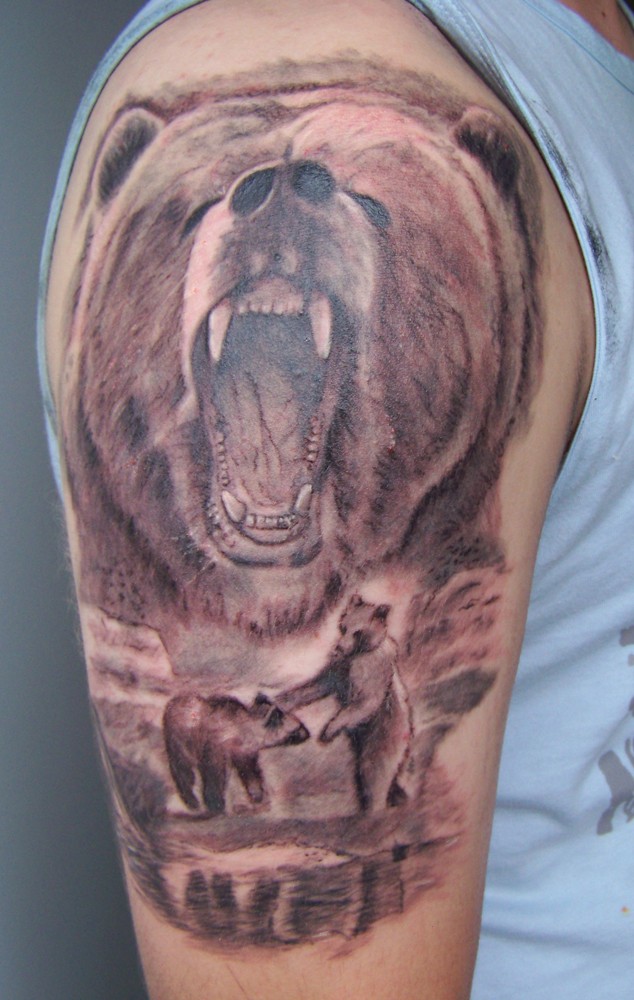大臂漂亮的熊头纹身图案