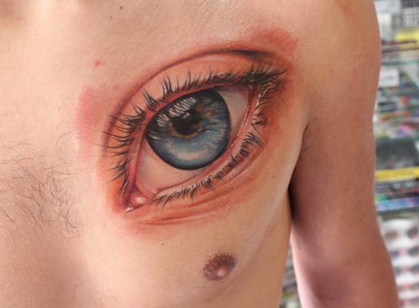 胸部彩色逼真的人类眼睛纹身图案