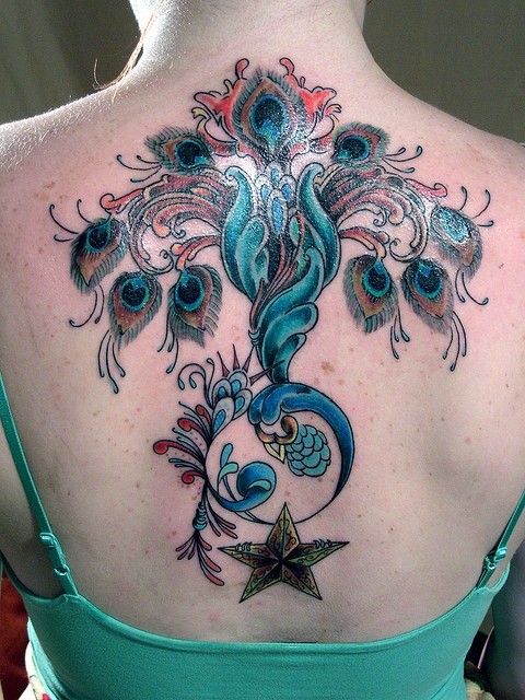 背部奇妙的五彩孔雀羽毛星星纹身图案