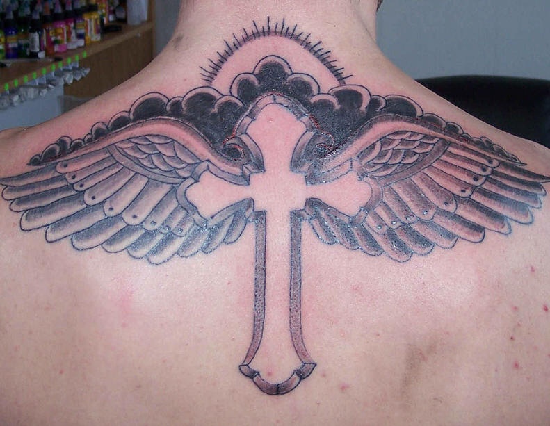 背部天空与十字架翅膀纹身图案