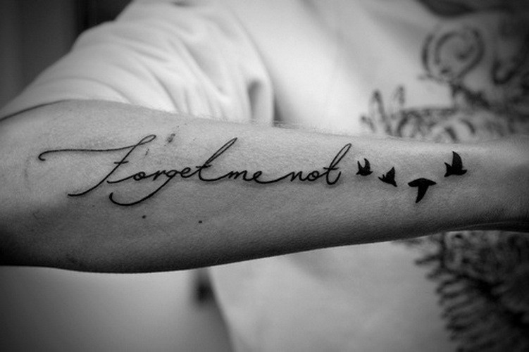 手臂英文字母和小鸟类简约纹身图案