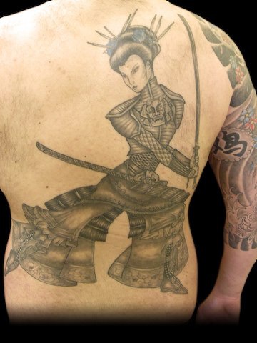 背部艺妓严酷的战斗纹身图案