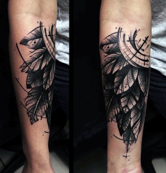 手臂黑色的指南针与羽毛点刺纹身图案