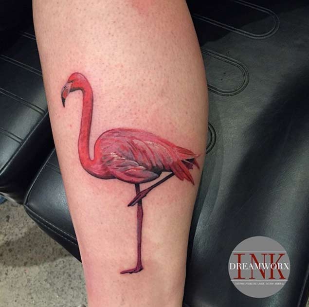 小腿美丽的彩色火烈鸟纹身图案