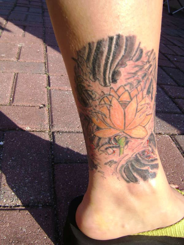 脚踝亚洲风格的莲花纹身图案