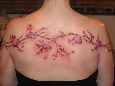 背部丰富多彩的藤蔓花朵纹身图案