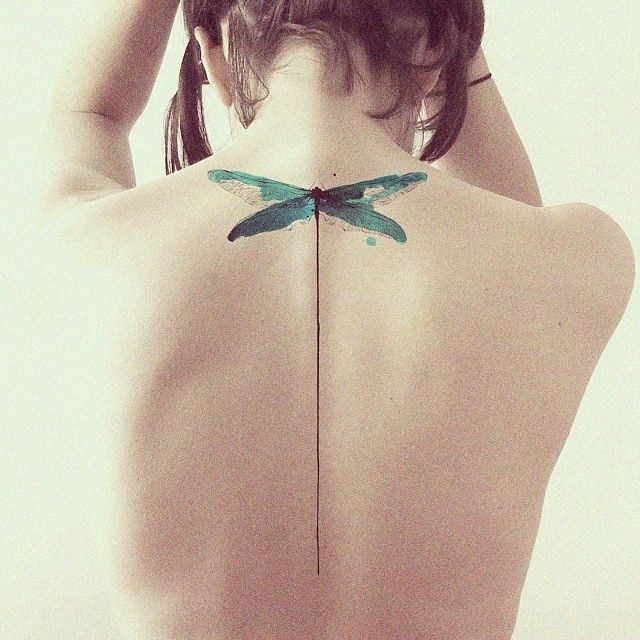 背部简约好看的绿色蜻蜓纹身图案