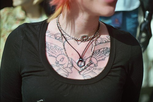 女生胸部黑色线条心形小鸟纹身图案