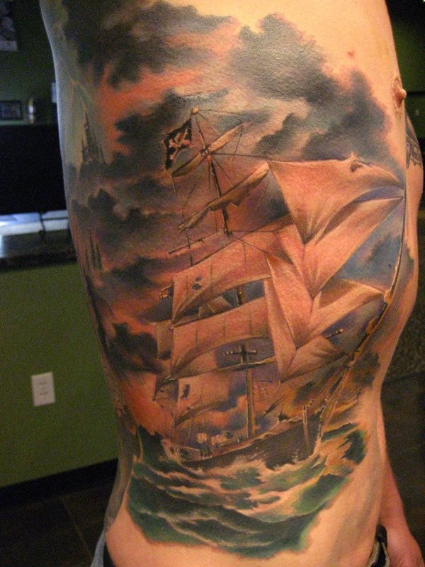 侧肋好看的彩色海盗帆船纹身图案