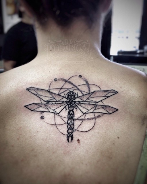 背部点刺风格几何蜻蜓纹身图案