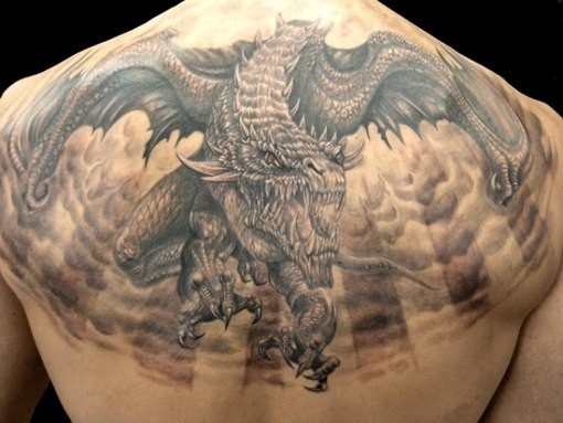 背部非常神奇的黑色邪恶龙纹身图案