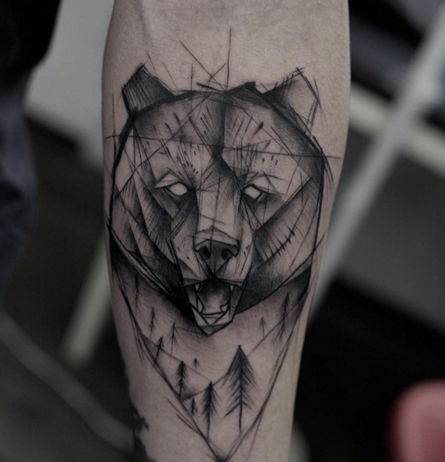 小臂素描风格黑色线条熊头部与森林纹身图案