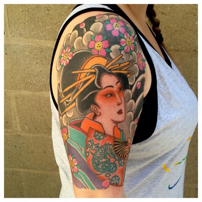 大臂奇妙的五彩亚洲艺妓花蕊纹身图案