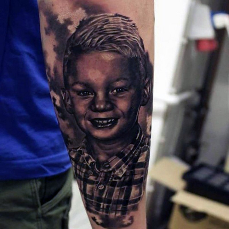 手臂黑白的微笑小男孩肖像纹身图案