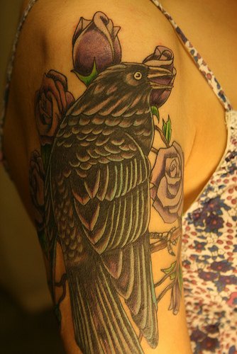 黑色的乌鸦和紫色玫瑰手臂纹身图案