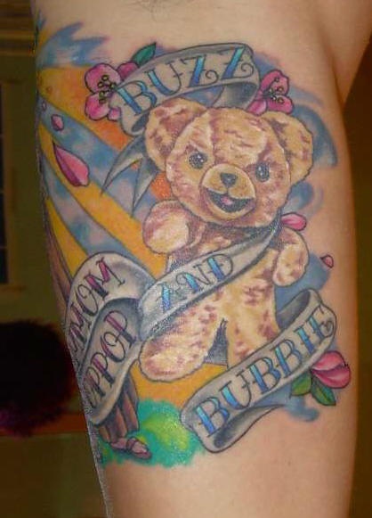 大臂彩色泰迪熊与字母纹身图案