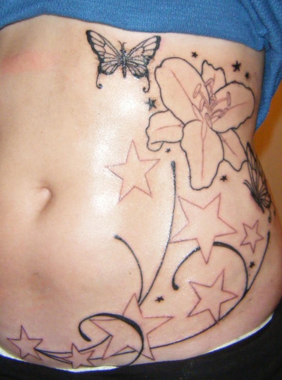 侧肋美丽的花朵与星星和蝴蝶纹身图案