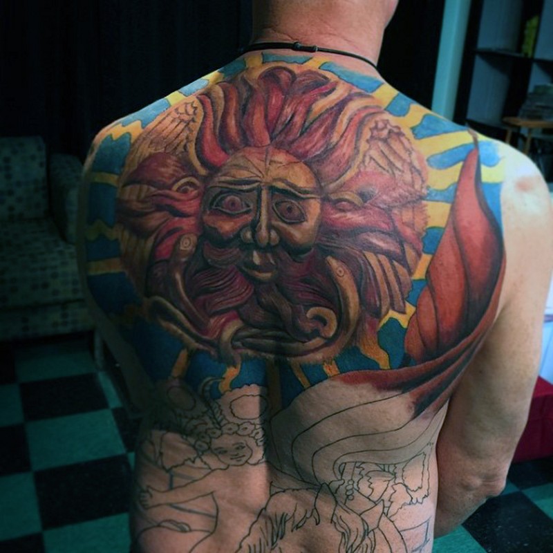 背部原始部落风格彩色大太阳纹身图案