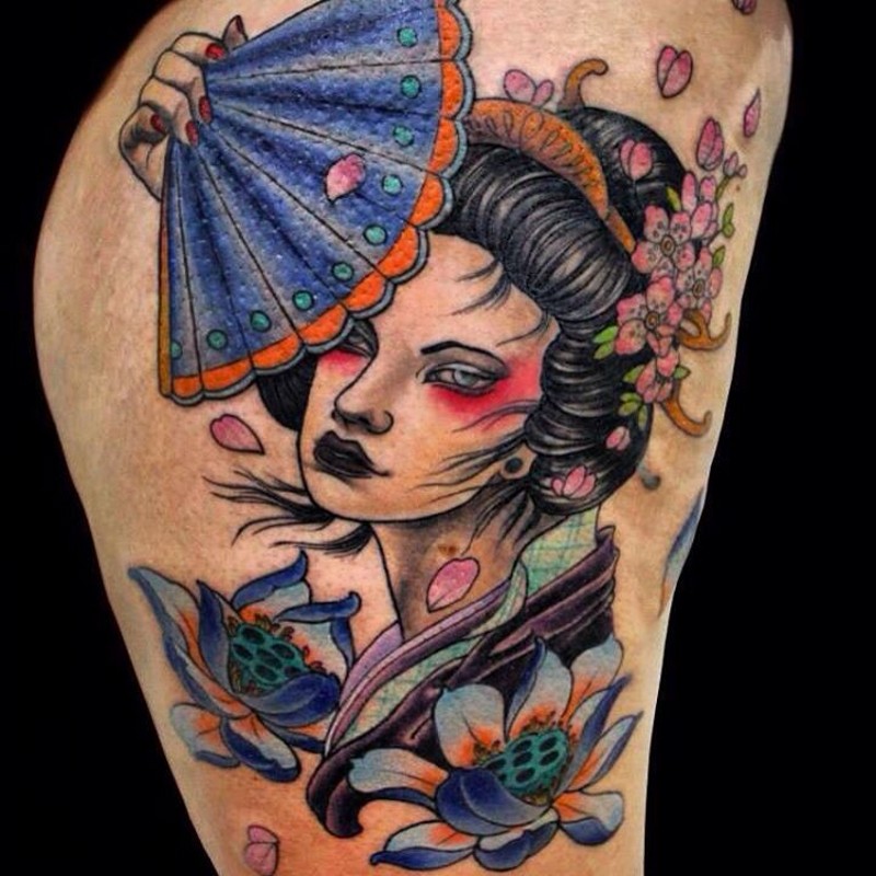 大腿简单的彩绘亚洲艺妓和莲花纹身图案