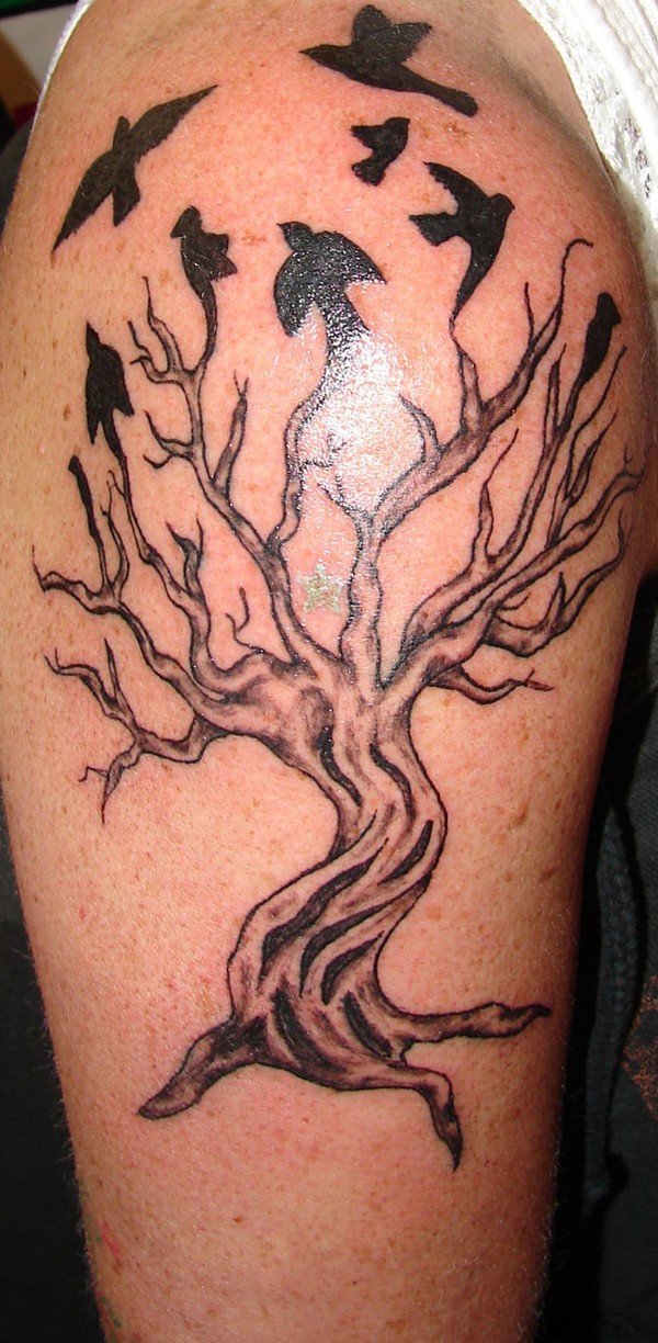枯树和小鸟黑色纹身图案