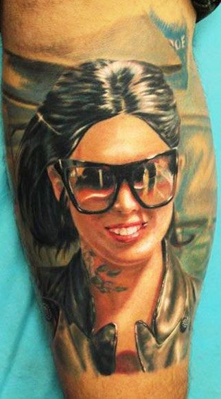 腿部美丽的女子肖像彩绘纹身图案
