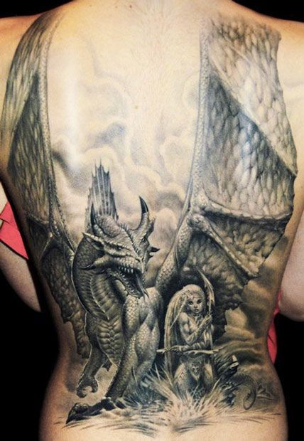 背部非常好看的龙和女战士纹身图案
