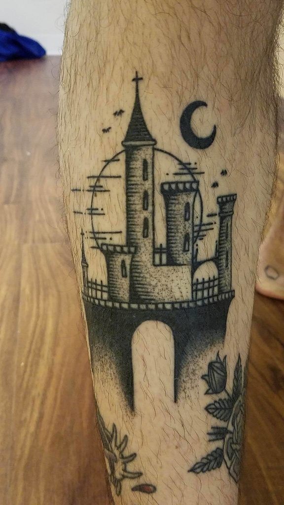小腿雕刻风格黑色幻想城堡与月亮纹身图案