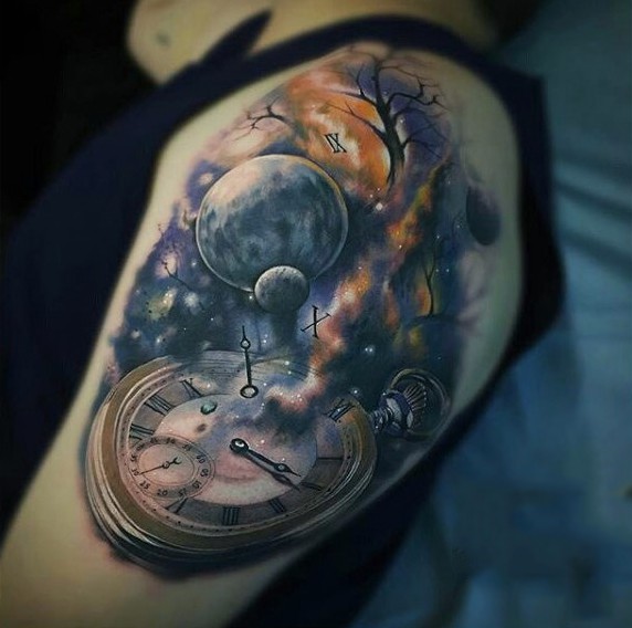 梦幻组合的时钟与太空彩色手臂纹身图案
