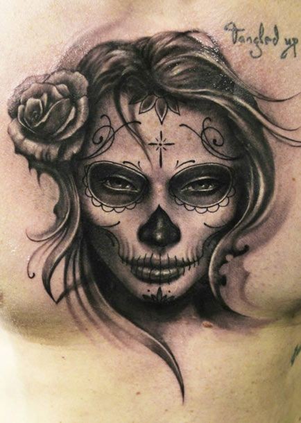 胸部玫瑰与死亡女郎纹身图案