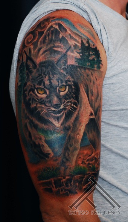 男士大臂彩绘野生猫与山脉纹身图案