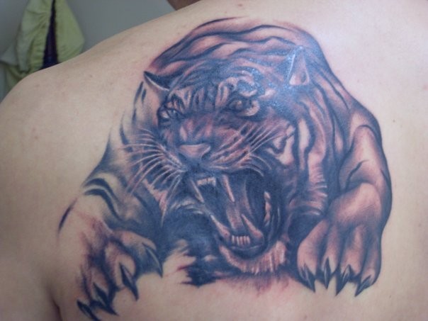 背部巨大的威胁老虎纹身图案