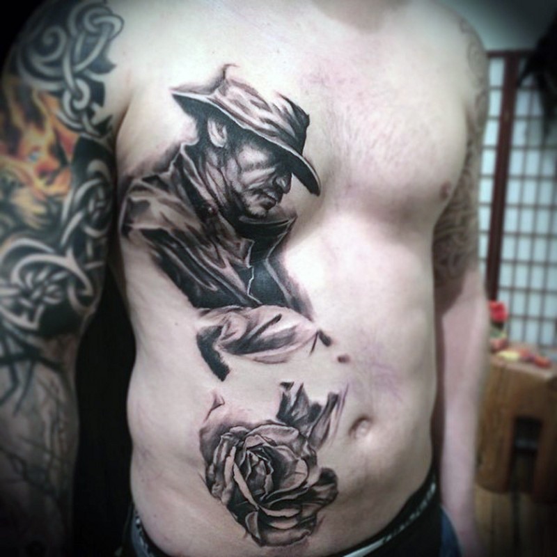 男性腹部黑白西式男子与玫瑰纹身图案