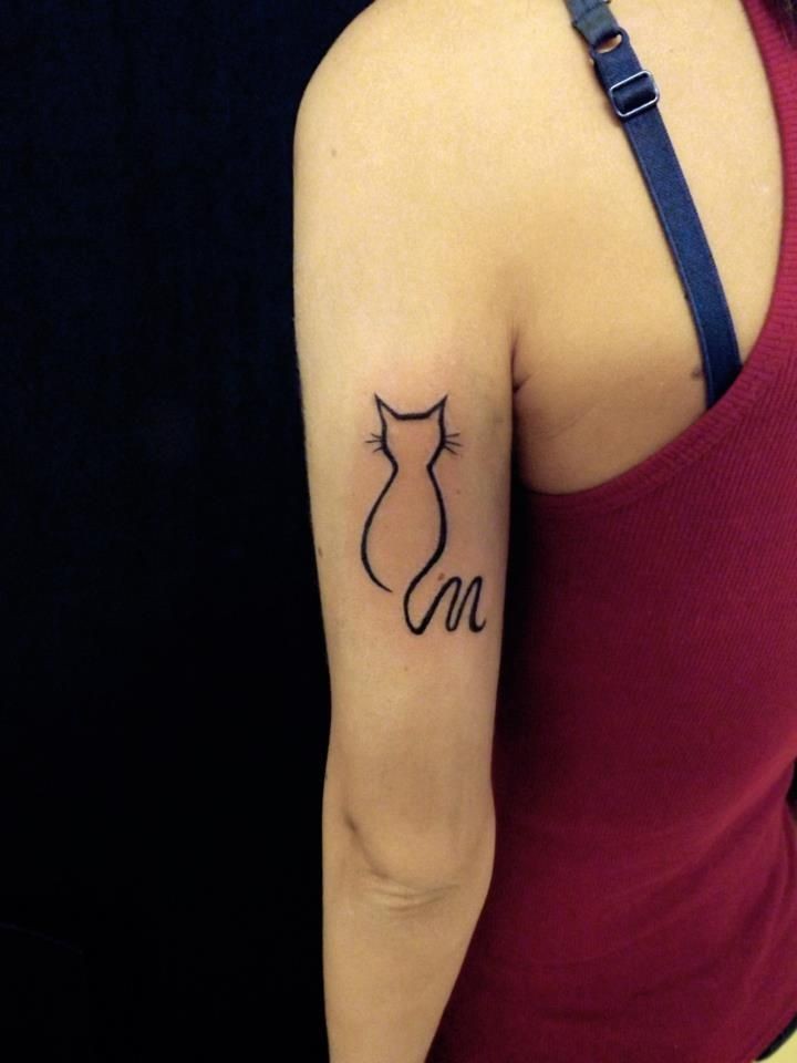 黑色线条的猫剪影手臂纹身图案